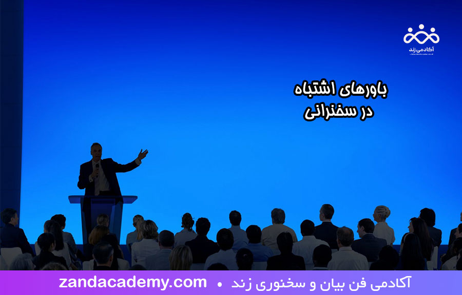 مردی که پشت تریبون برای جمع سخنوری می کند